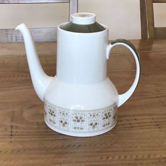 Royal Doulton Samarra Coffee Pot & Lid
Vintage English translucent china - Picture 1 of 16